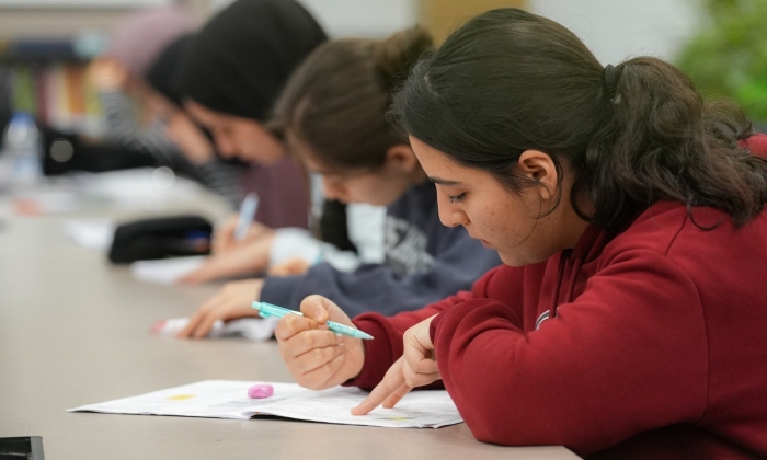 Öğrenciler,  ders çalışma imkânı buluyor