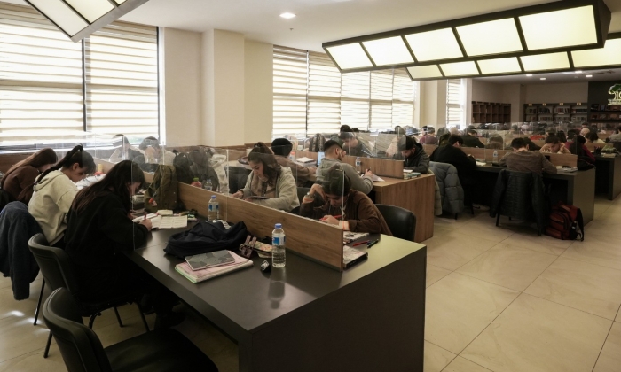 Öğrenciler, Yarıyıl Tatilini Kütüphanede Değerlendiriyorlar