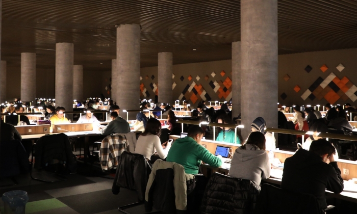 24 saat açık kütüphane yoğun ilgi görüyor