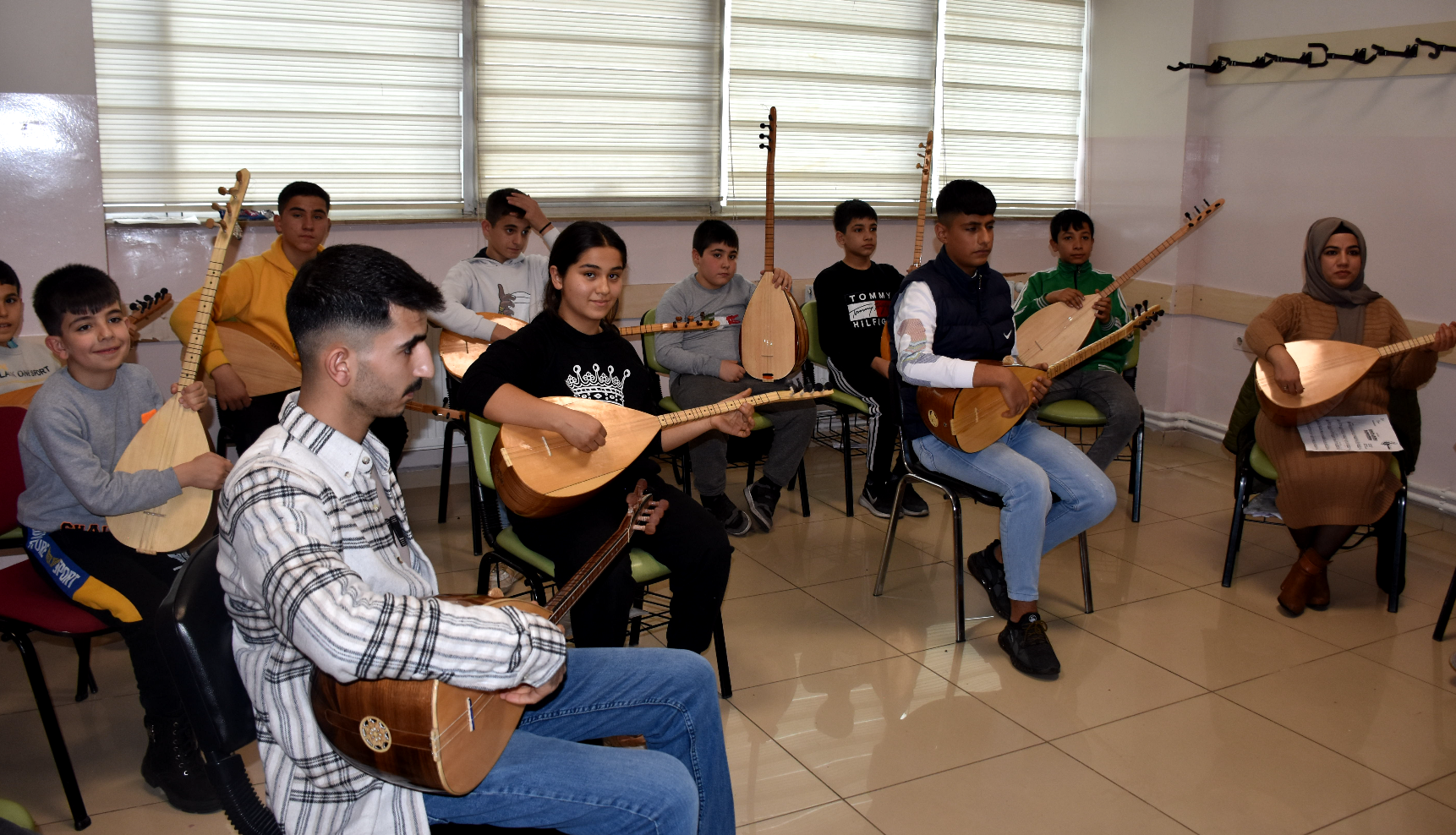 Bağlama Çalmayı Öğreniyorlar