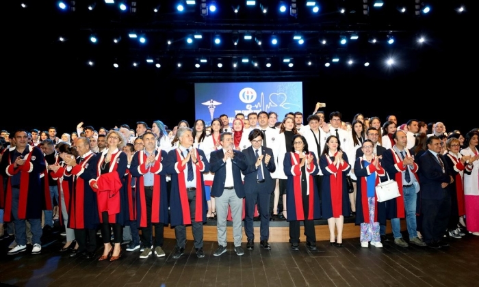 Öğrenciler beyaz önlüklerini gururla giydi