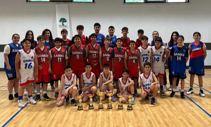 SANKO Okulları şampiyonluk sevinci