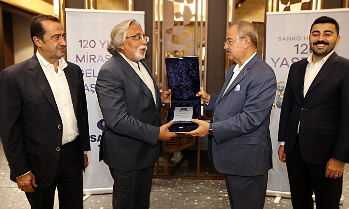 Cengiz Halil Çiçek’e teşekkür plaketi