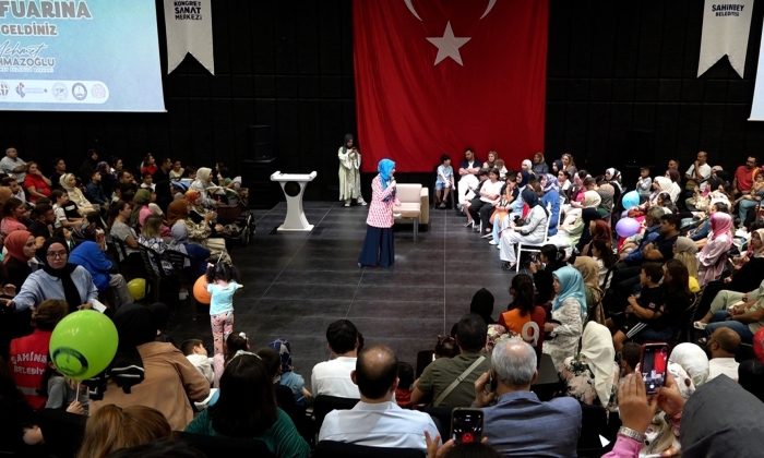 Kitapseverler yazarlarla bir araya geliyor