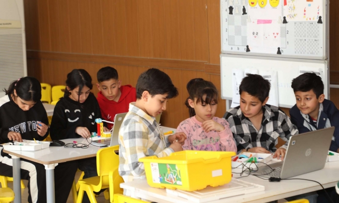 Çocuklar geleceğe umutla bakıyor