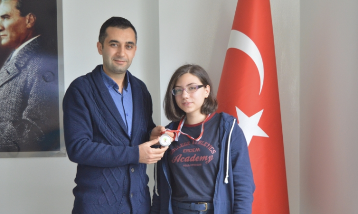 Erdem öğrencilerine bir madalya daha
