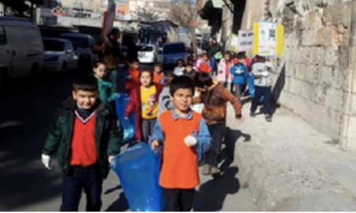 Öğrencilerden temiz çevre yürüyüşü