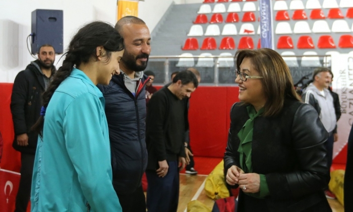 100 okula spor malzemesi dağıtıldı