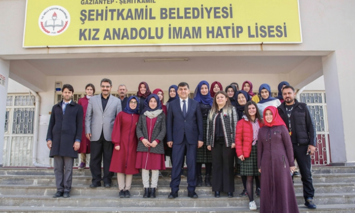 Fadıloğlu, öğrencilerle kariyer günlerinde buluştu
