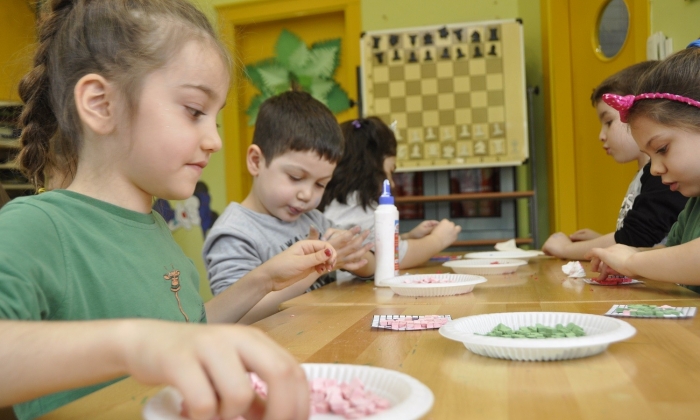 GKV’li minikler mozaik yapmayı öğreniyor