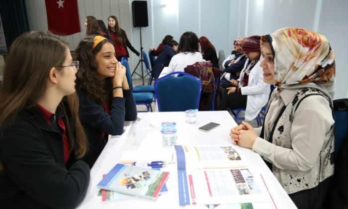 HKÜ'nün 24 Akademisyeni Erdem Koleji Kariyer Günlerinde