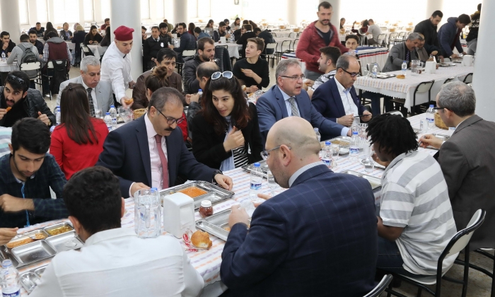 GAÜN’de Öğrencilere Gelenekselleşen Çanakkale Menüsü Verildi