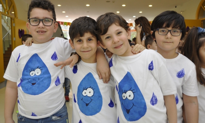 Minik GKV’liler yağmur oldu yağdı, su dansı yaptı