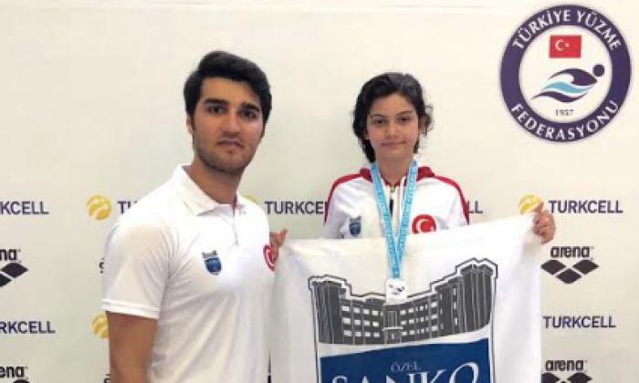 SANKO OKULLARI YÜZÜCÜSÜ BERİL ÖZTÜRK TÜRKİYE İKİNCİSİ OLDU
