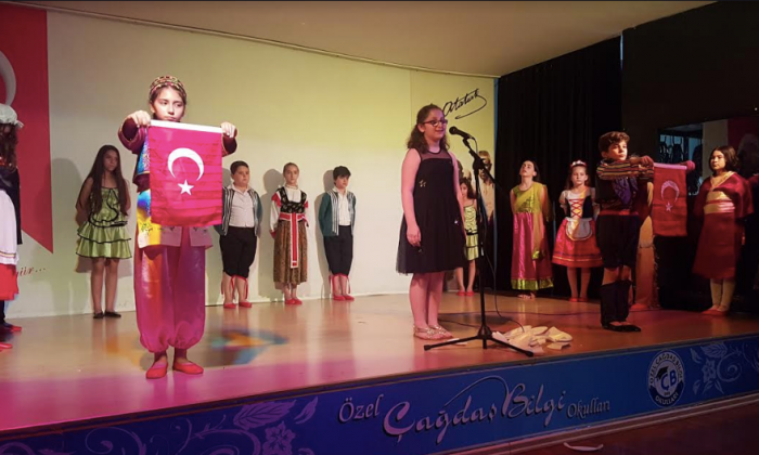 Çağdaş Bilgi Koleji öğrencilerinden İngilizce gösterisi