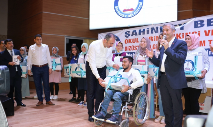 Bakan Gül başarılı öğrencilere bilgisayar dağıttı