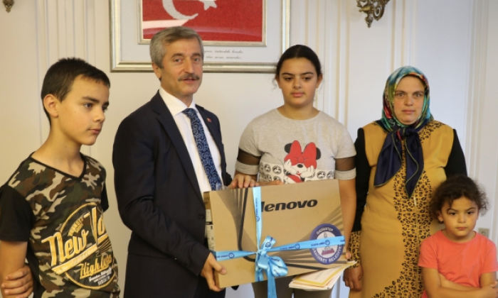 Tahmazoğlu başarılı öğrenciyi ödüllendirdi