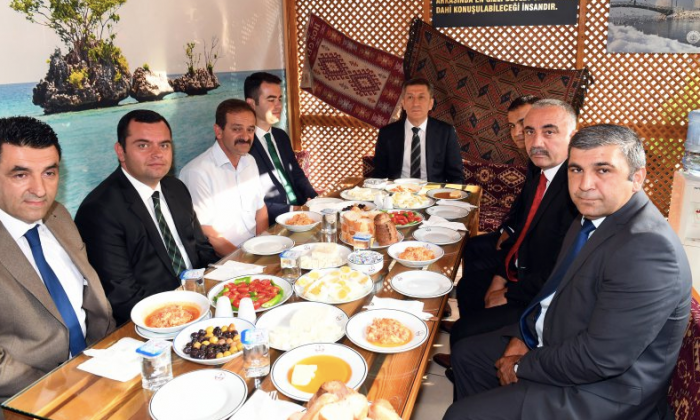 Bakan Selçuk, şoförlerle kahvaltı yaptı