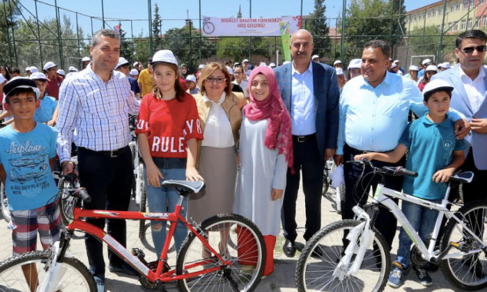 Fatma Şahin'den okul birincilerine ödül