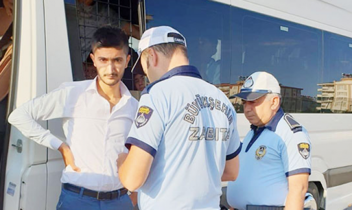 Zabıtalar okul servislerini denetliyor