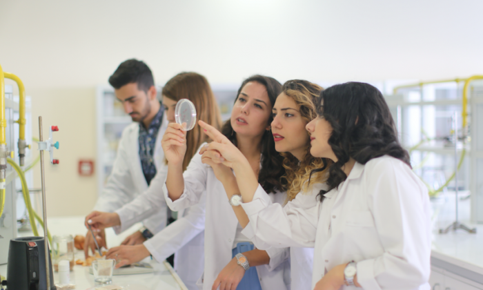 GAÜN’lü öğrenciler yaptı: Soğan kabuğundan çay