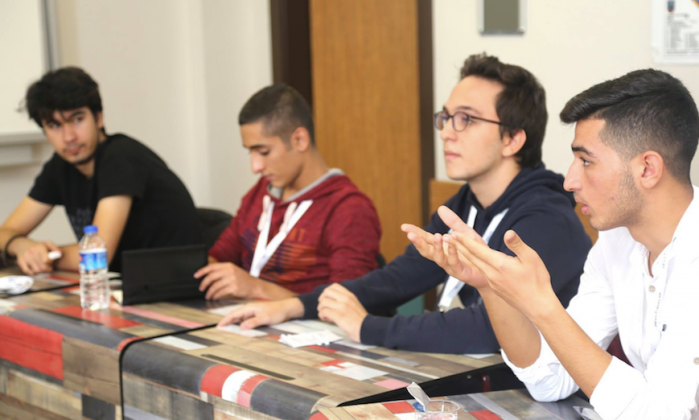 Deva Okulları’nda Gençlik Konferansı