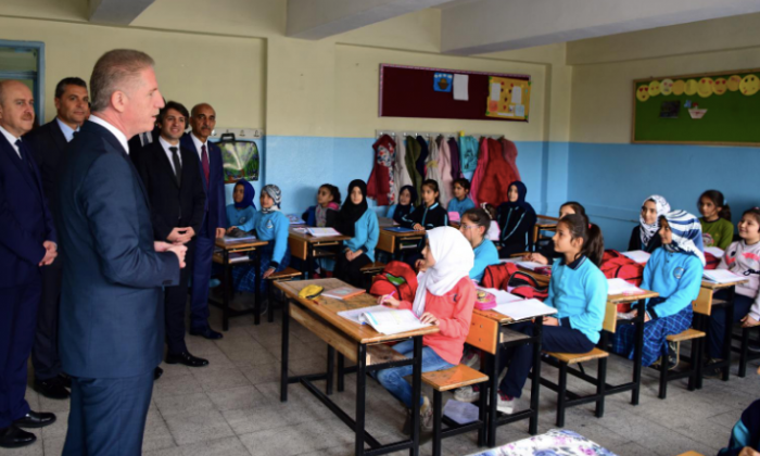 Vali Gül'den öğrencilere: Kitap okuyun ve enstrüman çalın