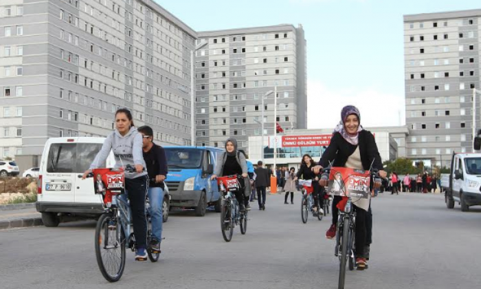 Üniversiteli kız öğrencilerden farkındalık etkinliği
