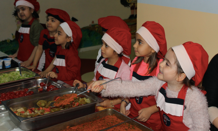 Seçkinli minikler turşu yapmayı öğreniyor