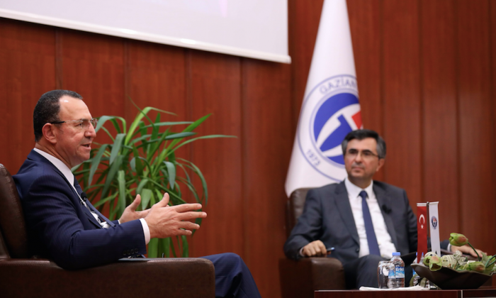 Topçuoğlu, üniversite öğrencilerine tecrübelerini anlattı