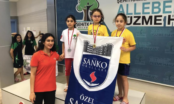 SANKOLU yüzücüler kupaya doymuyor