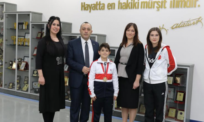 SANKO Okulları öğrencisi Efe Sözmen tenis birincisi oldu