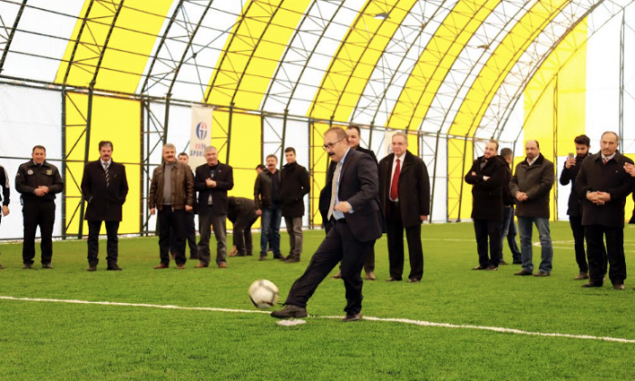 GAÜN’e bölgenin en büyük kapalı halı sahası