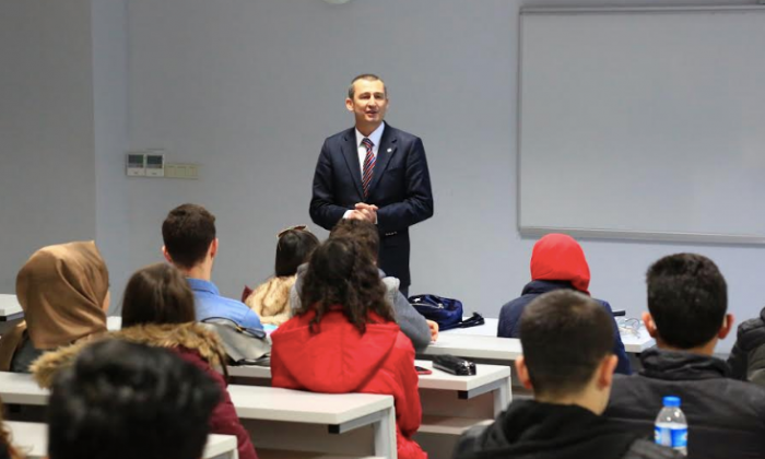 Lise öğrencileri üniversite gezisinde