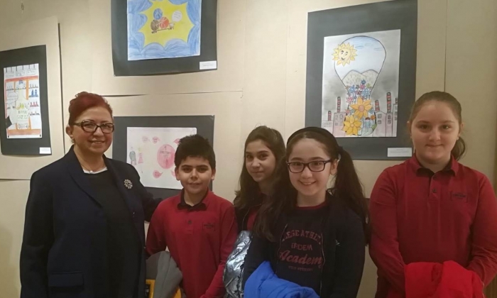 Erdemli öğrencilerin resimlerine sergileme ödülü