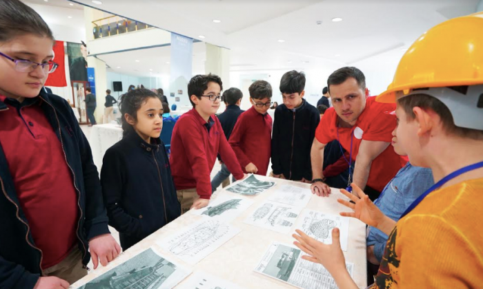 Erdemli öğrenciler kurdukları stantlarla meslekleri tanıttı