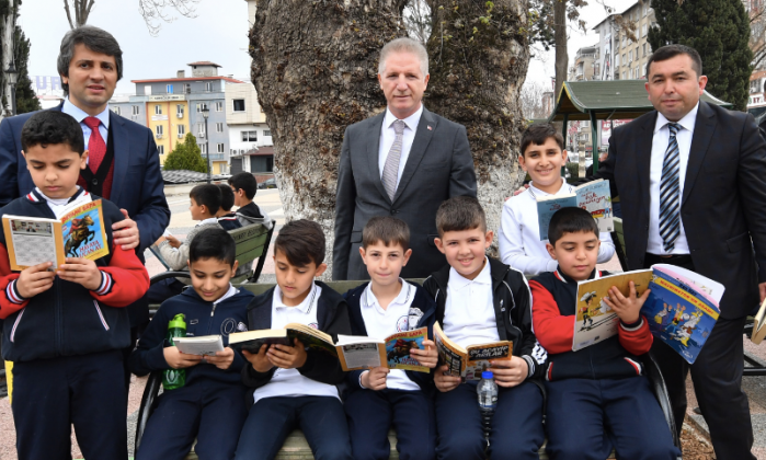 Vali Gül öğrencilerle parkta kitap okudu