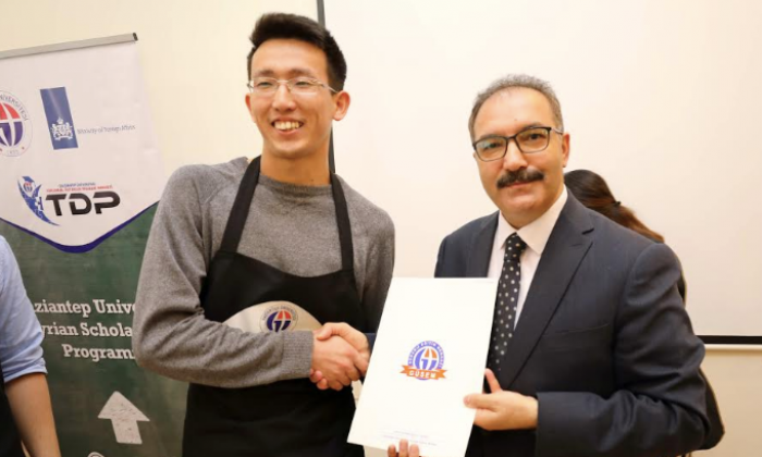 Yabancı öğrencilere Gaziantep yemeklerini öğrettiler