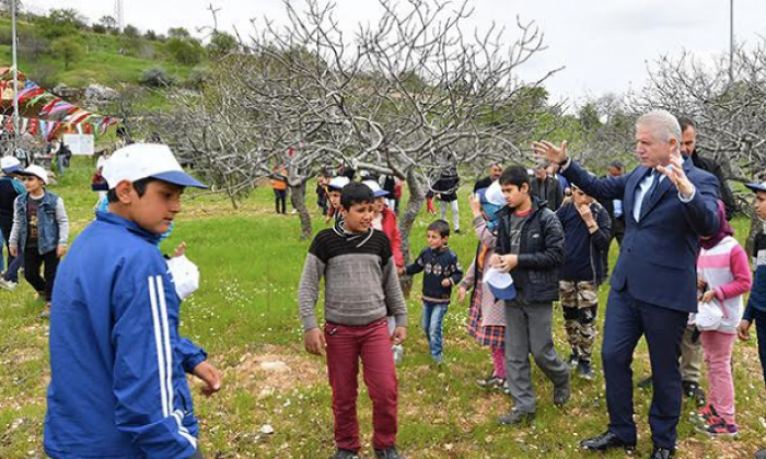 Vali Gül öğrencilerle çöp topladı