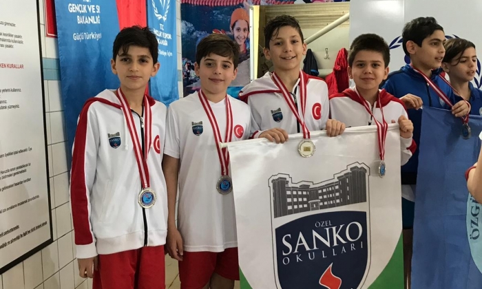 SANKO Okulları yüzücülerinin bayrak yarışı başarısı