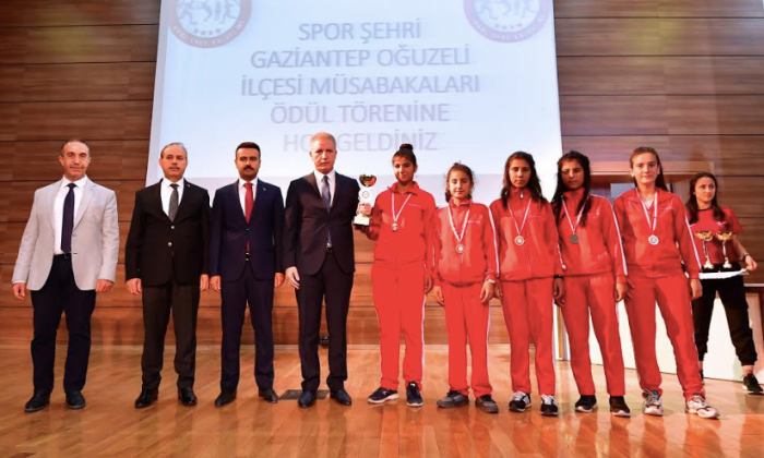 Vali Gül'den öğrencilere: Sizler iyi yetiştiğiniz müddetçe bizler geleceğe güvenle bakacağız