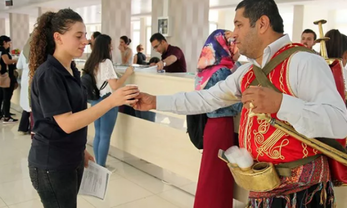 Üniversitede meyan şerbetli kayıt