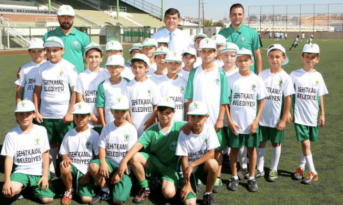 Yeşil sahada mutlu çocuklar