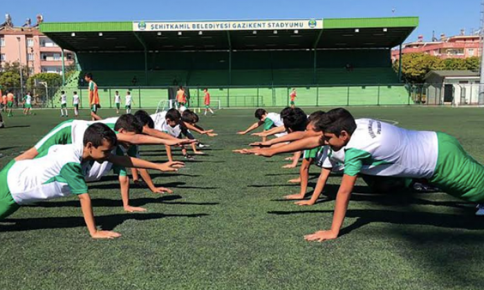 Binlerce sporcu yaz okullarında buluştu