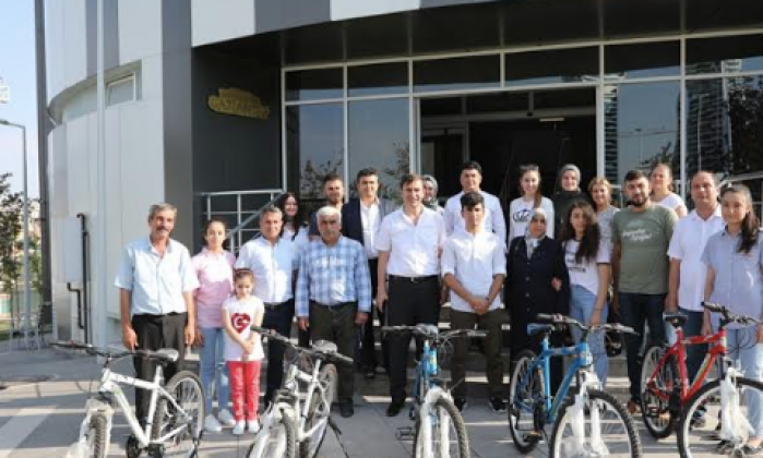 15 Temmuz'u sosyal medyada en çok paylaşan öğrencilere bisiklet hediye edildi