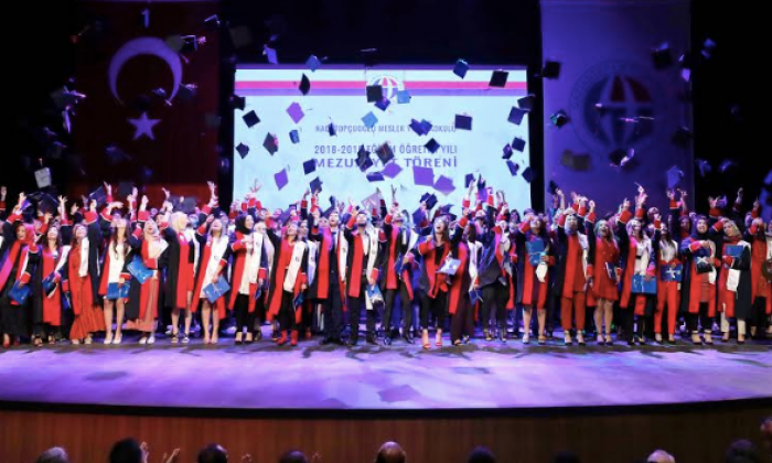 GAÜN Naci Topçuoğlu Meslek Yüksekokulu 10. yıl mezunlarını verdi