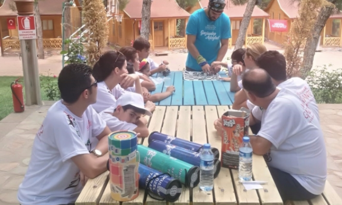 Aileler çocukları ile birlikte eğleniyor