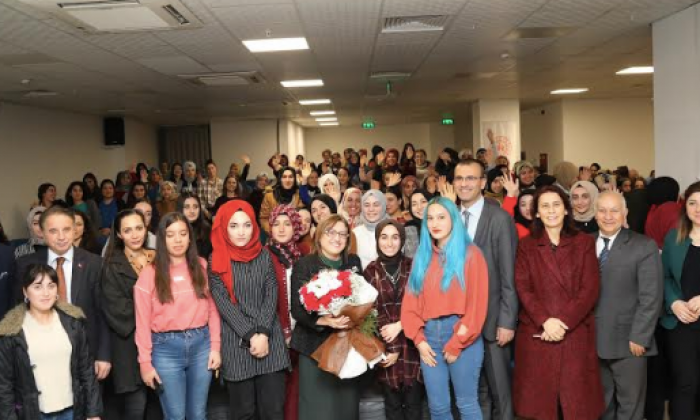 Başkan Şahin, kız öğrencilerle bir araya geldi