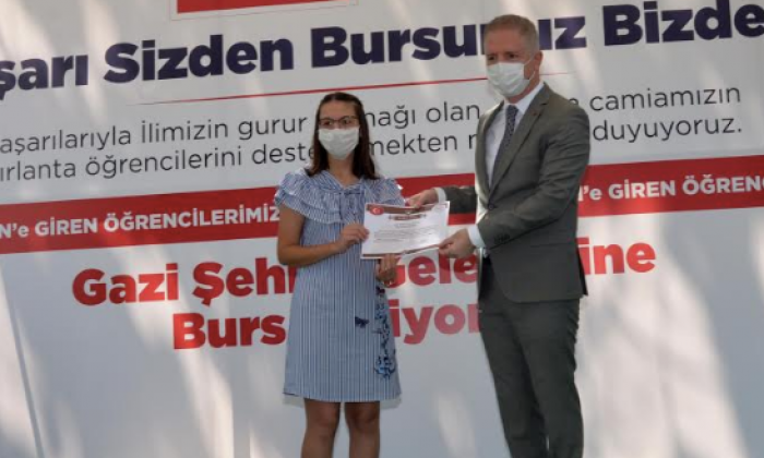 Türkiye Birincisi Erdemli Ceylin’e Vali Gül’den Plaket