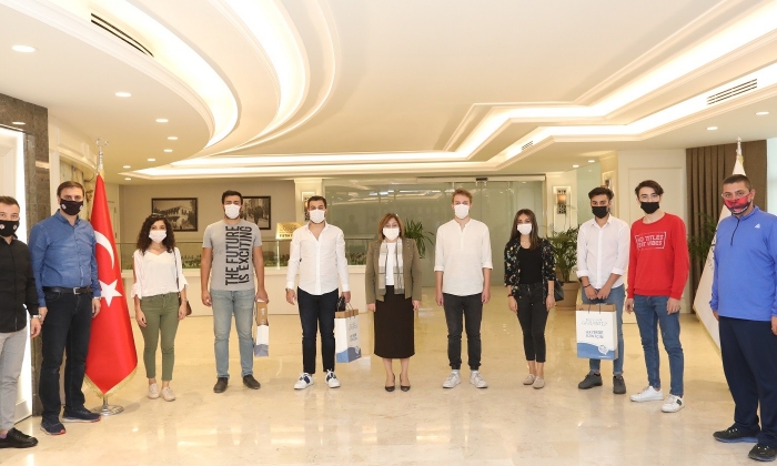 3 yarışmacıya laptop